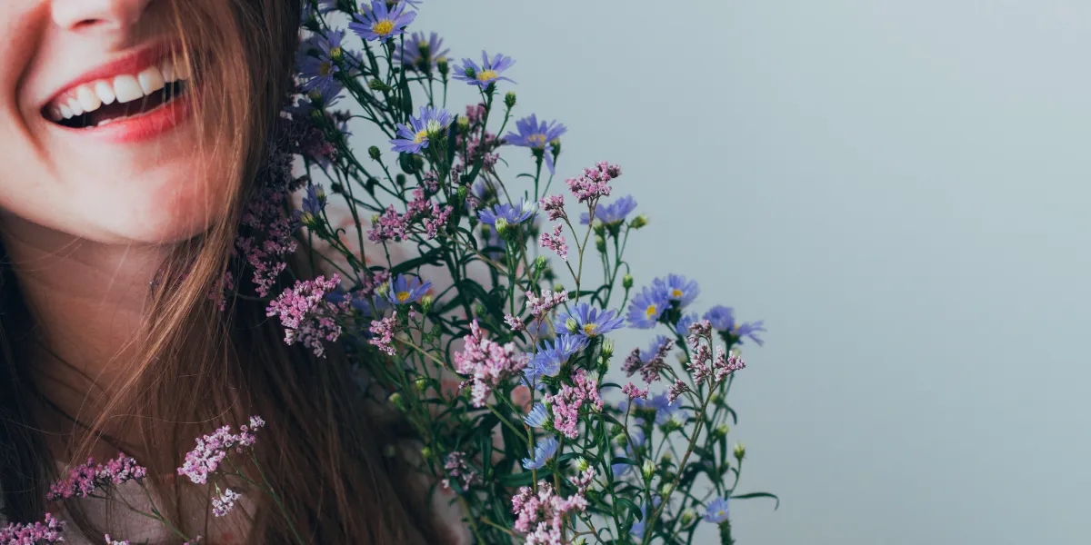 największe mity na temat wrażliwości - zdjęcie przedstawia kobietę z kwiatami