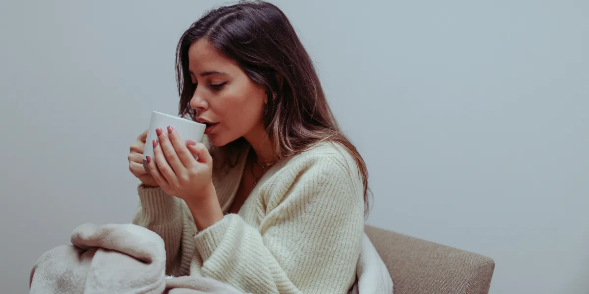 Prawdziwy spokój - kobieta pijąca herbatę