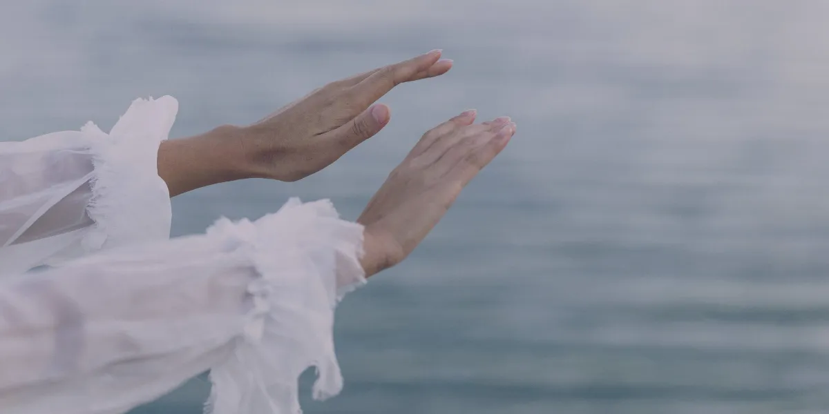 Tłumienie emocji - dobre czy złe? Grafika przedstawiająca ręce kobiety