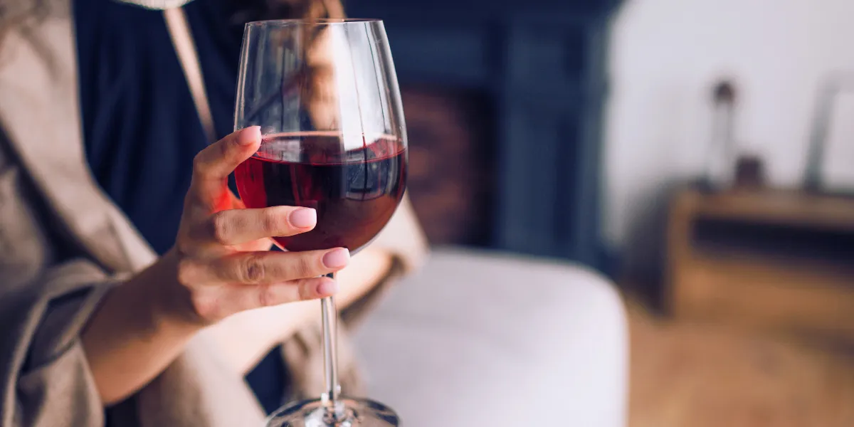 Wpływ alkoholu na odporność psychiczną - kobieta z winem