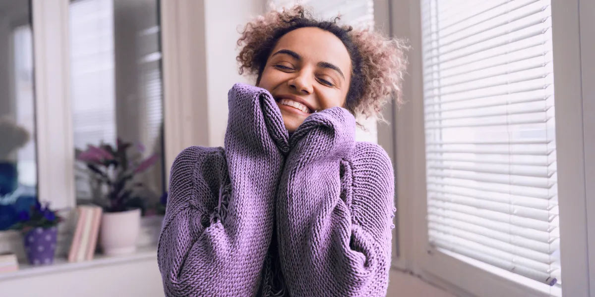 poznawanie siebie - uśmiechnięta kobieta