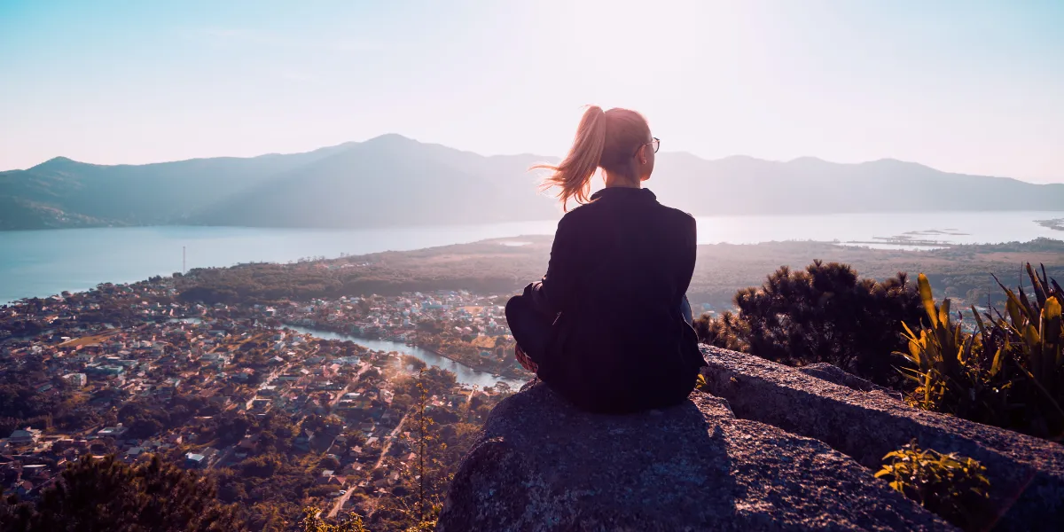 cisza - kobieta na wzgórzu patrzy w dal