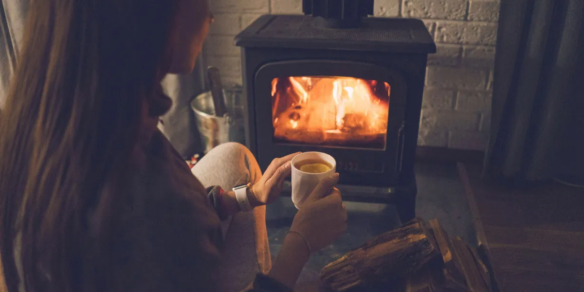 wieczorne rytuały - kobieta przy kominku