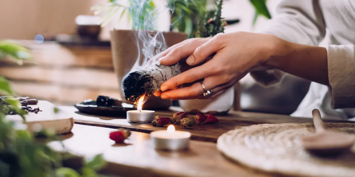 rutyna a rytuał - kobieta ze świeczką