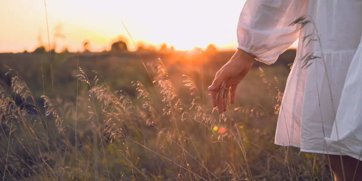 zachód słońca - kobieta tu i teraz