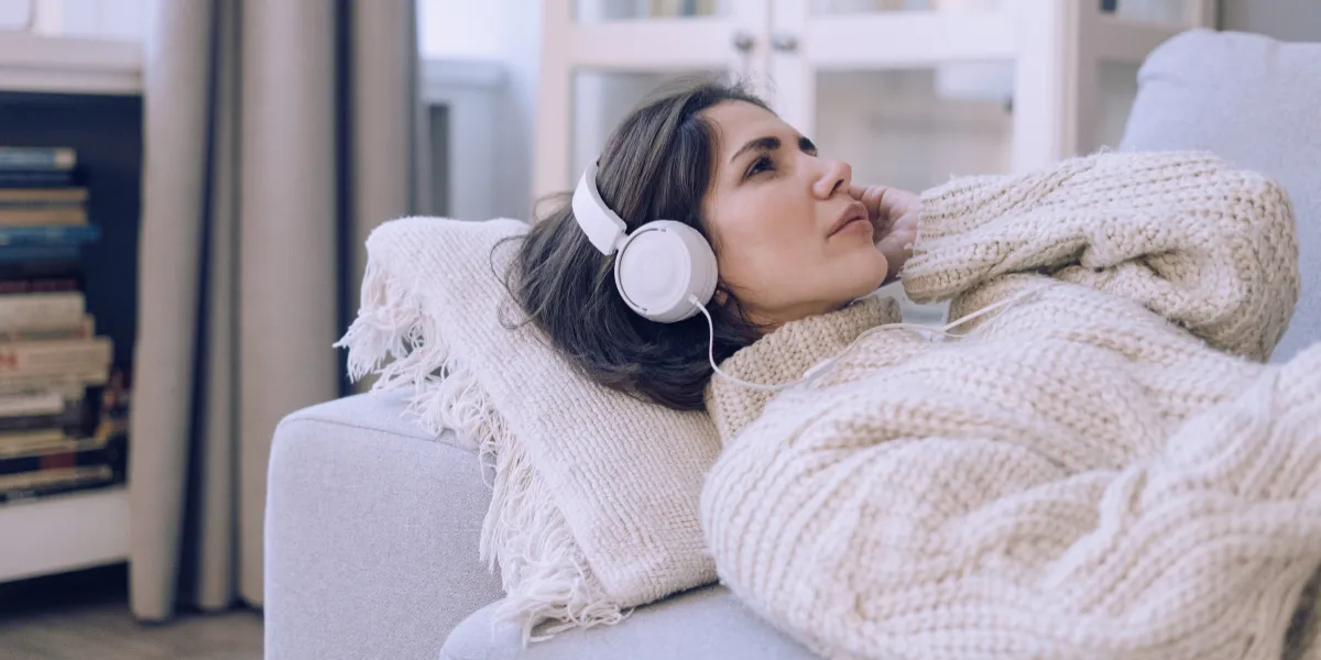 relaksacje i medytacje - kobieta ma słuchawki na uszach