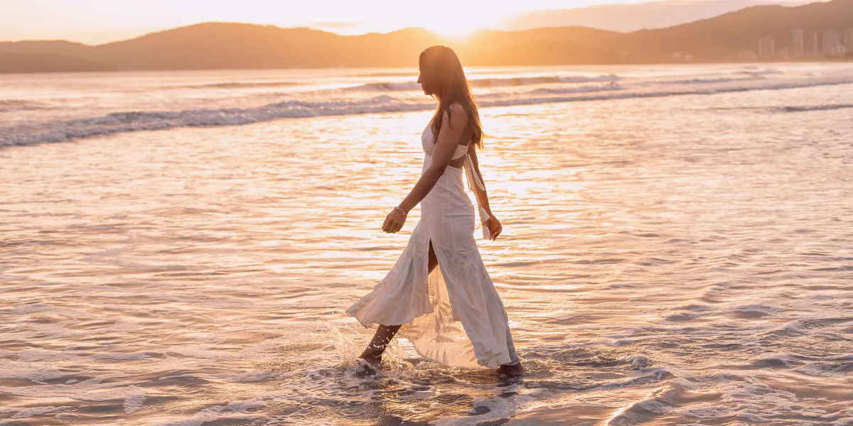 spacer jako medytacja - kobieta spacerująca brzegiem morza